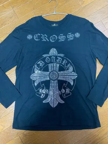 크로스 모티브 반짝이 스터드 롱T 블랙