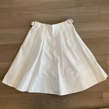 화이트 플레어 스커트 34 허리 버클 포함