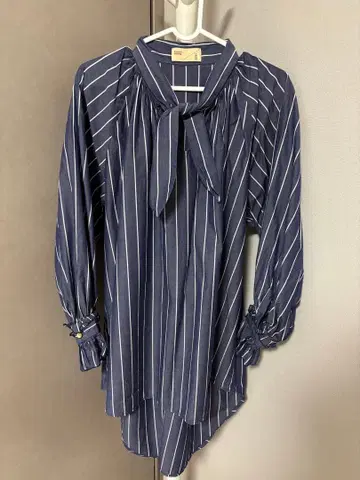 네이비 스트라이프 리본 포함 긴팔 셔츠 나노 유니버스