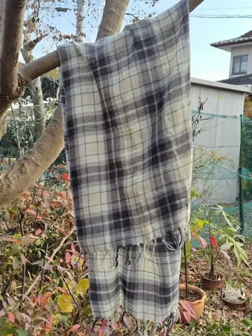 마가렛호웰 그레이 계열 체크 무늬 머플러