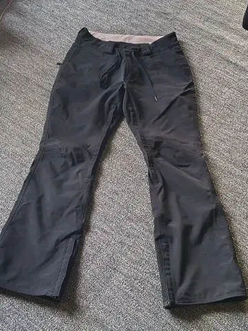 블랙 캐주얼 팬츠 지퍼 달린 밑단, 안쪽 허벅지 지퍼 포함.