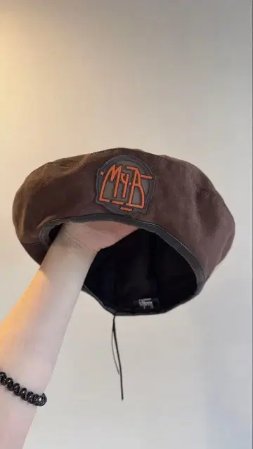 MYOB 브라운 베레모 로고 자수