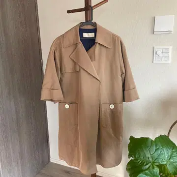 베이지 트렌치코트 롤업 소매