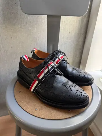 블랙 가죽 브로그 신발 스트라이프