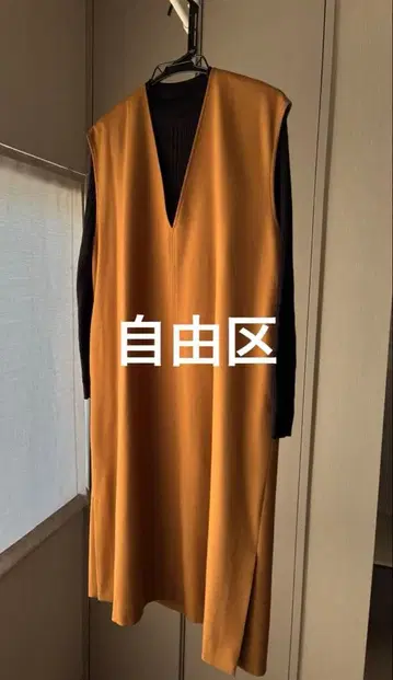 브라운 V넥 슬리브리스 원피스