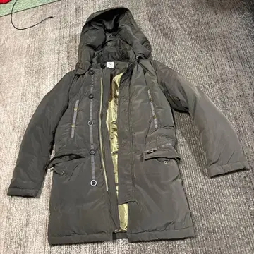 다크 그레이 후드 부착 다운 자켓