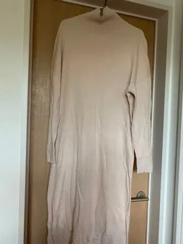 &YOUTH 베이지 하이넥 원피스