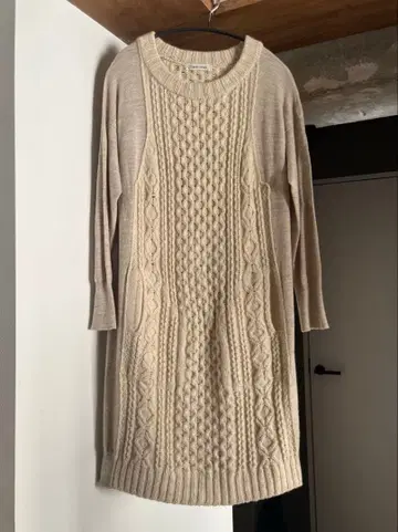 일리안 로브 케이블 짜임 니트 원피스