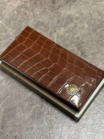 황궁 새상품 크로커다일 패턴 브라운에 골드 국화 문양 성별 불문 인기!