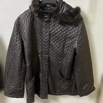 퍼 달린 블랙 퀼팅 자켓