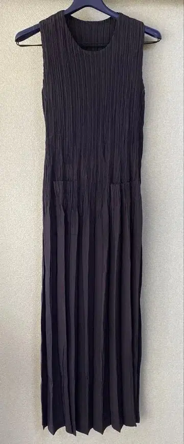 진한 보라색 슬리브리스 플리츠 롱 원피스