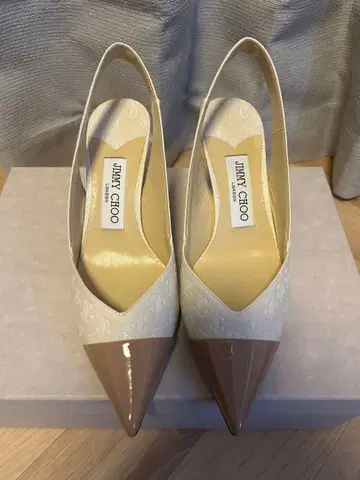 지미 추 슬링백 펌프스 화이트/베이지