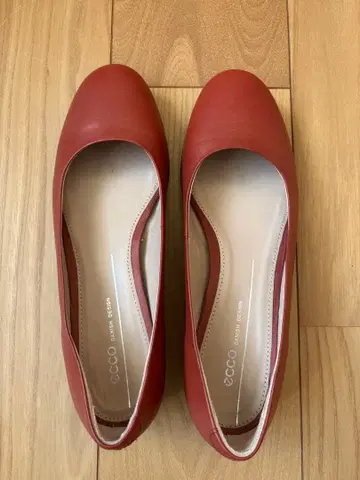 ECCO 레드 플랫 펌프스