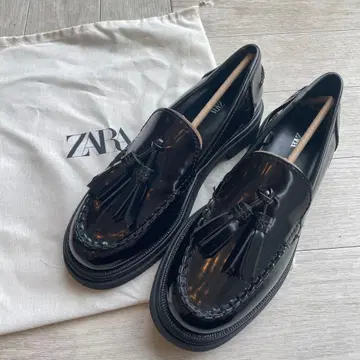 새상품 ZARA 에나멜 태슬 로퍼 블랙 24cm