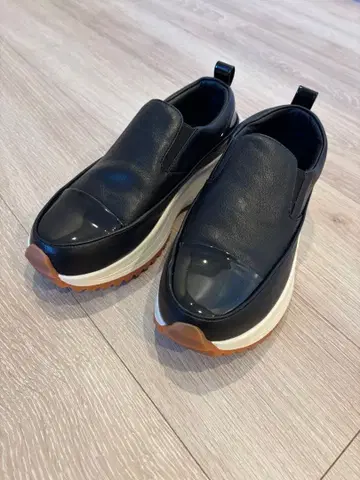 누벨 보그 릴랙스 통굽 절개 슬립온