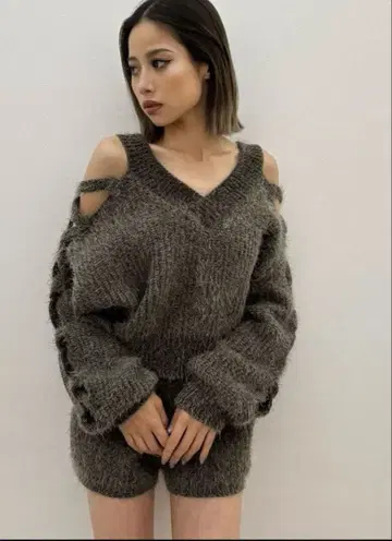 GYDA 어깨 트임 샤기 니트탑