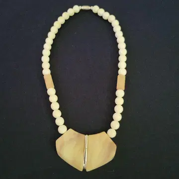 기하학 디자인 목걸이 크림색