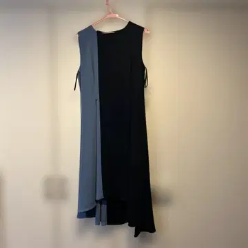 슬리브리스 무릎 기장 원피스 블랙과 파랑 파티 드레스