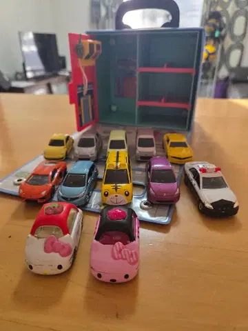 토미카 주유소 박스+헬로키티 미니카 외