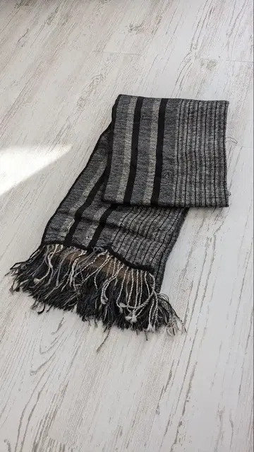 그레이와 블랙 스트라이프 머플러