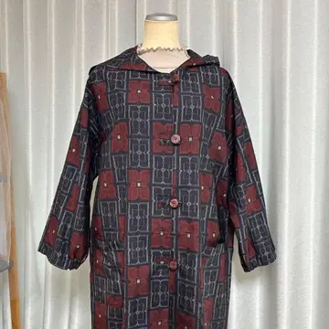 후드 부착 블랙과 빨간색 롱 코트, 오시마 명주