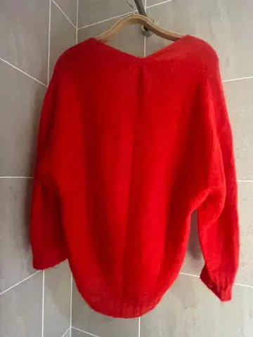 빨간색 V넥 긴팔 니트