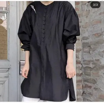 블랙 버튼이 달린 긴팔 셔츠