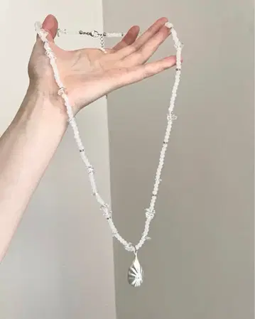 화이트 비즈 쉘 펜던트 목걸이