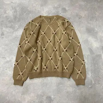 입체 모티브 니트 스웨터 꽃 모티브