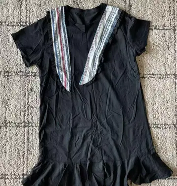 블랙 프릴 밑단 반팔 튜닉