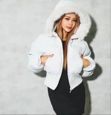 시마무라 카토미카 후드 부착 화이트 다운 자켓