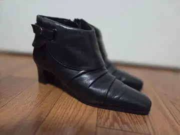 블랙 가죽 앵클부츠
