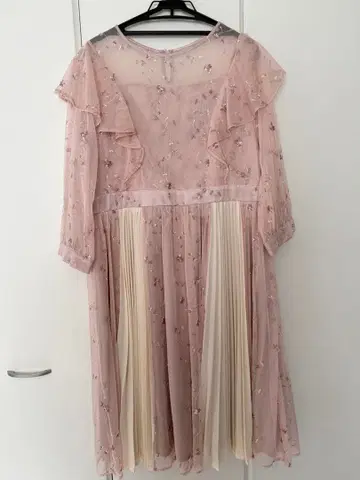 쿠레트 핑크색 자수 장식 포멀 롱 원피스