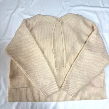 크림색 후드 부착 리브 편직 스웨터