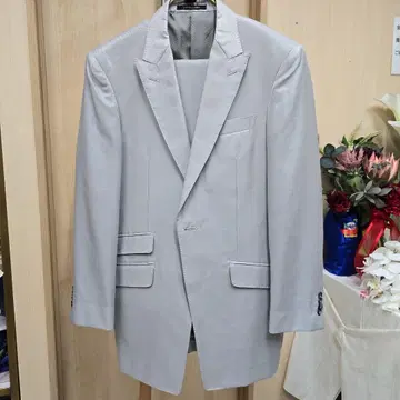 유미 카츠라 라이트 그레이 턱시도