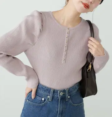 꼬마 금장 버튼 지고 슬리브 리브 니트 그레이쉬 베이지