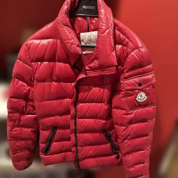Moncler 빨간색 다운 자켓 숏 기장