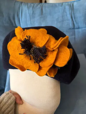 장미색 모자 네이비와 오렌지 꽃 장식 베레모