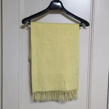 연한 옐로우 컬러 프린지 머플러