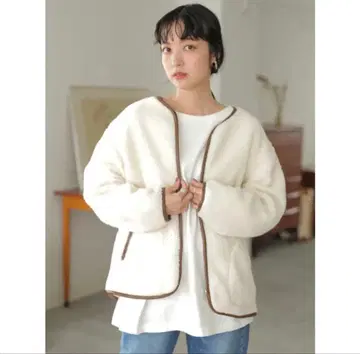 [ 새상품 ] 어스 뮤직&에코로 파이핑 보아 숏코트 아이보리