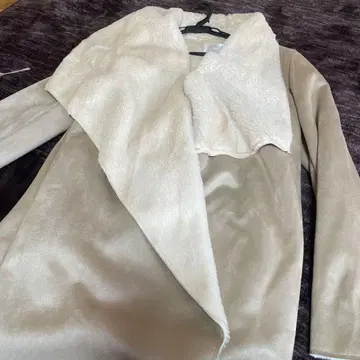 베이지 무스탕풍 퍼 코트