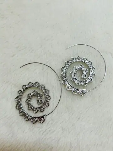 스파이럴 디자인 귀걸이 (양쪽 귀용)