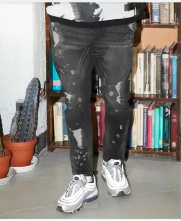 ADAMPATEK 크러쉬 데님 테이퍼드 팬츠