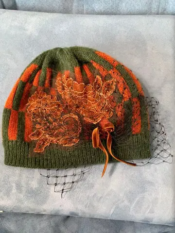 장미색 모자 올리브 그린과 오렌지 니트 모자