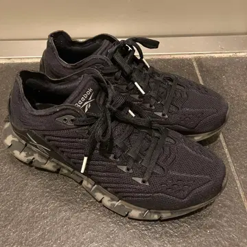 리복 블랙 스니커즈