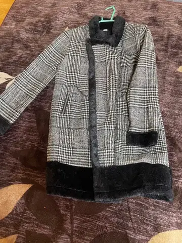 그레이와 블랙의 체크 무늬 롱 코트