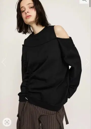 SLY 스라이 오프숄더 맨투맨 상의 블랙