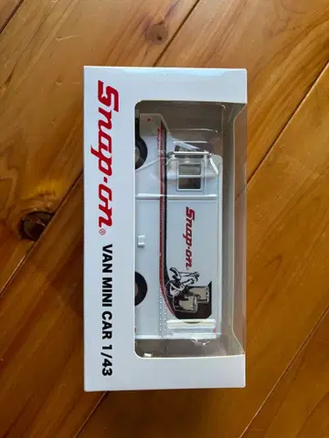 스냅온 밴 미니카 1/43