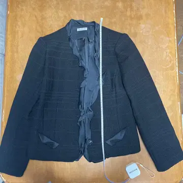 FESTENIR 프릴 장식 블랙 자켓