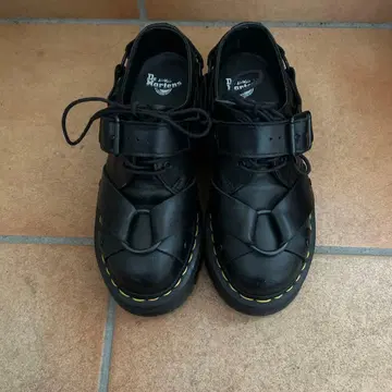 닥터마틴 통굽 가죽 신발 블랙 스트랩 펑크